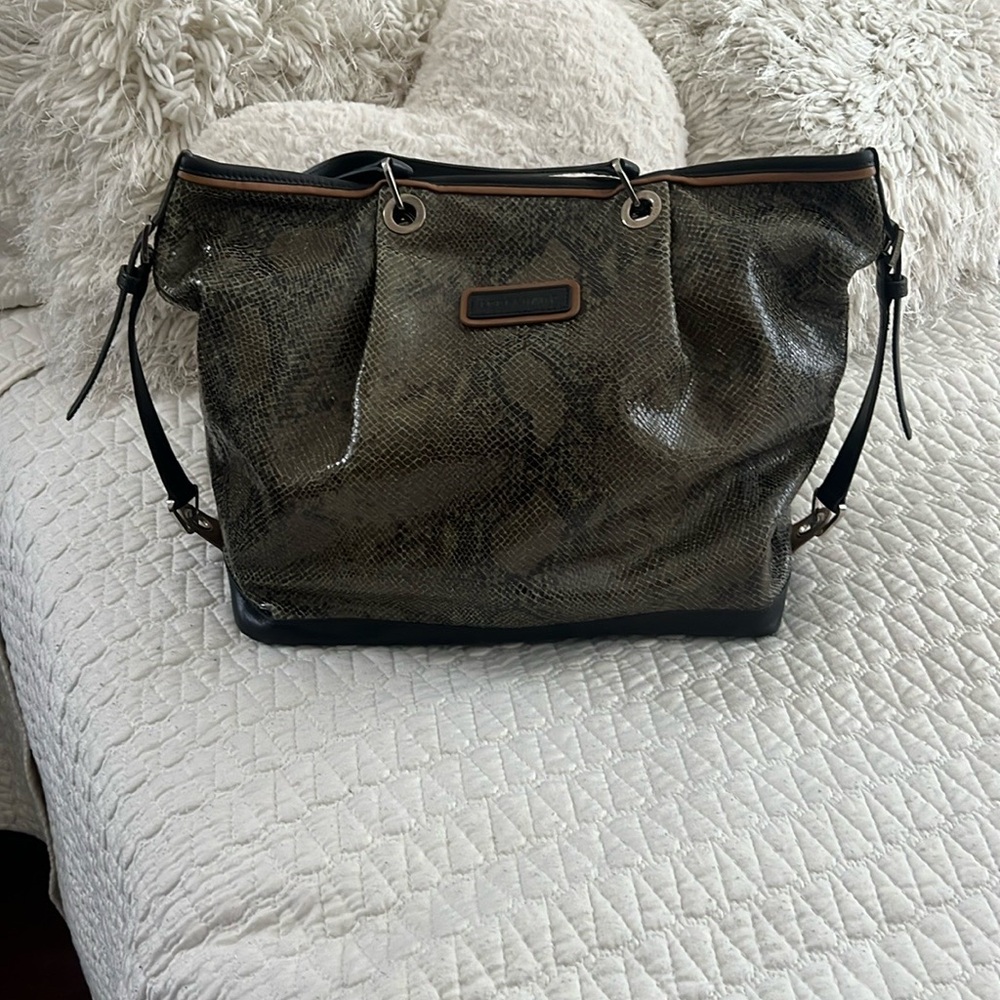 Longchamp Black and Green Snakeskin Leather 
 Shoulder Bag with Elegant Design